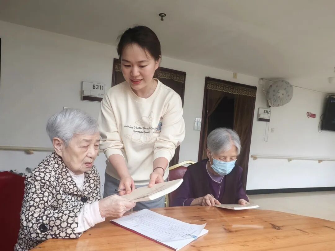【暖心金泰】书香传党情——市国投集团下属企业金泰园开展为老党员“送学上门”活动